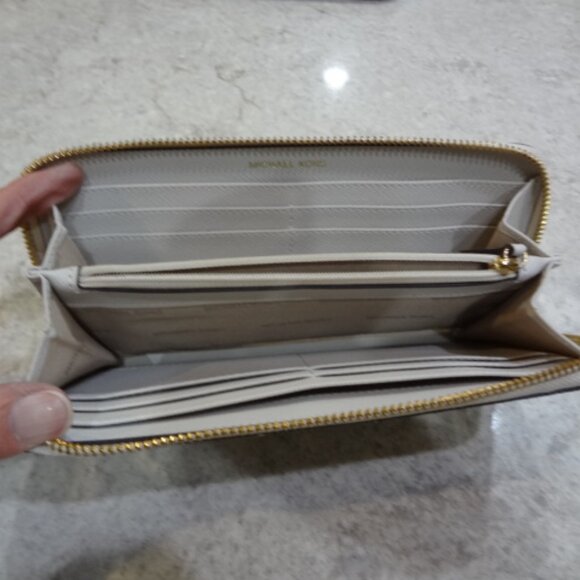 Michael Kors Zipper wallet in Beige with MK Gray Lettering - Picture 4 of 4